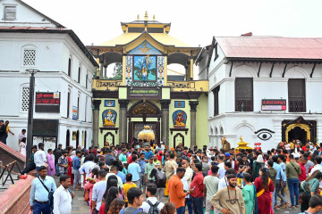 साउने सोमबारको व्रत सुरु, पशुपतिमा भक्तजनकाे घुइँचाे (तस्वीरहरू)